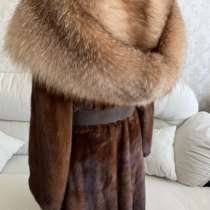 Шуба норка с капюшоном из полярной лисицы, в Омске