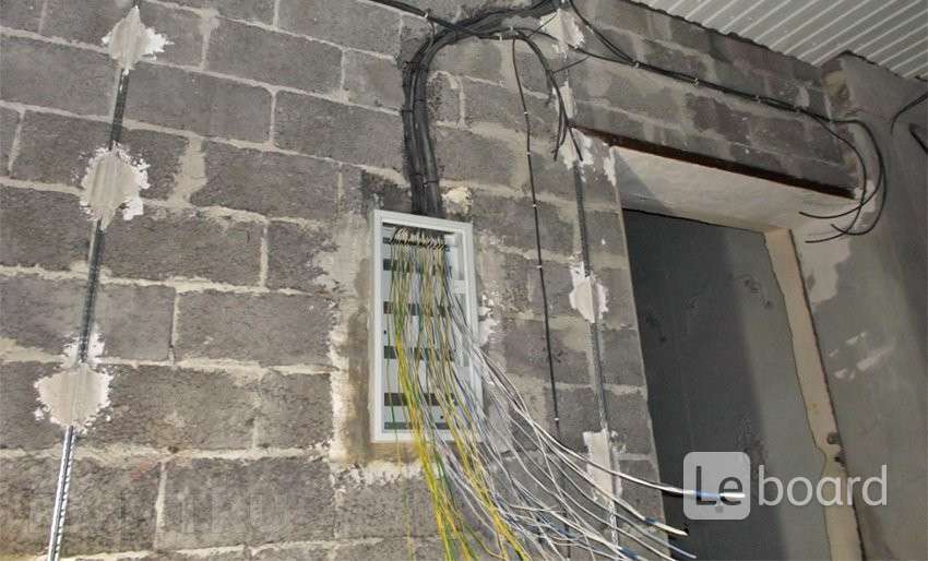 Прокладка кабеля под штукатуркой. Кабель под штукатурку. Прокладка электропроводки в газобетоне. Прокладка кабеля под штукатурку. Штроба под провод