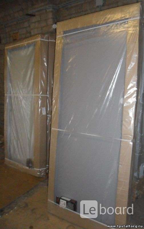 Упаковка металлических дверей. Склад дверей. Двери в пачках. Упаковка входной металлической двери. Склад дверей.